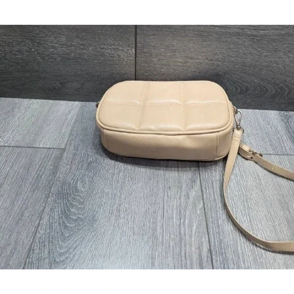 H&M Beige Crossbody quilted gold hardware Y2K Bag Small B000682 - Picture 6 of 6